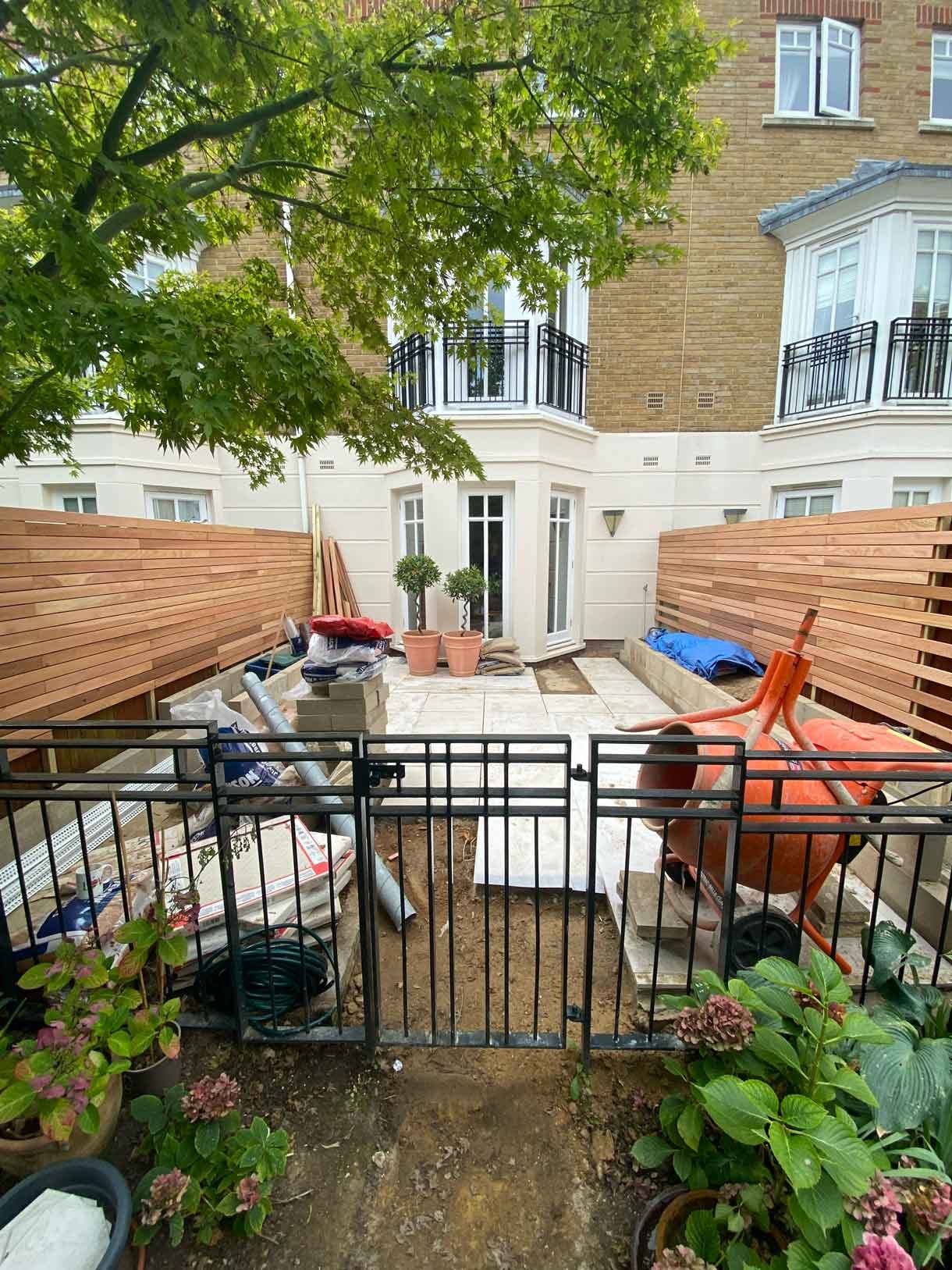Courtyard garden in Richmond with white rendered planters and cedar fencing.