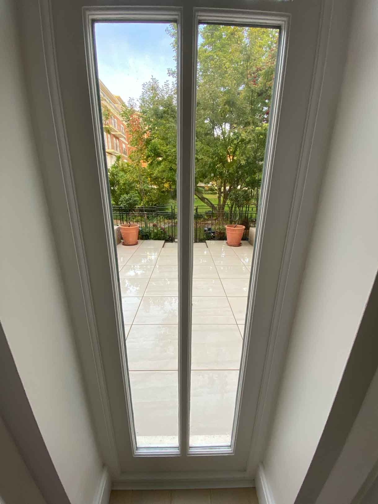 Courtyard garden in Richmond with white rendered planters and cedar fencing.